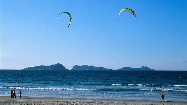 Practicando kitesurf en una playa de Pontevedra