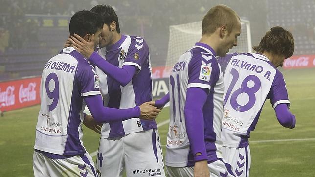 Javi Guerra es felicitado por sus compañeros tras marcar un gol esta temporada