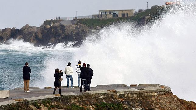 La búsqueda de la familia arrastrada por el mar en Valdoviño comenzará a primera hora