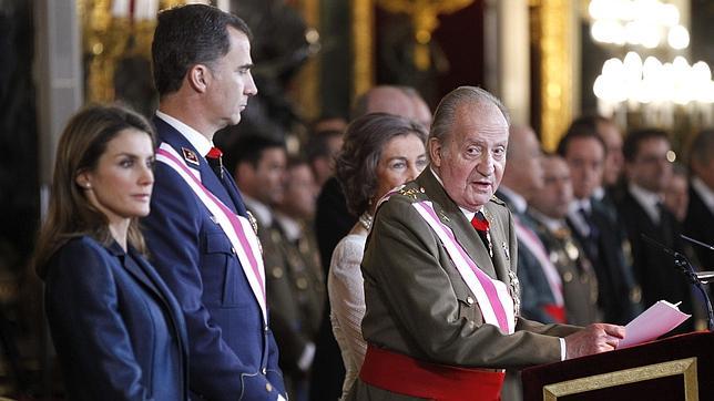 Un cúmulo de circunstancias adversas dificultó al Rey su discurso a los militares