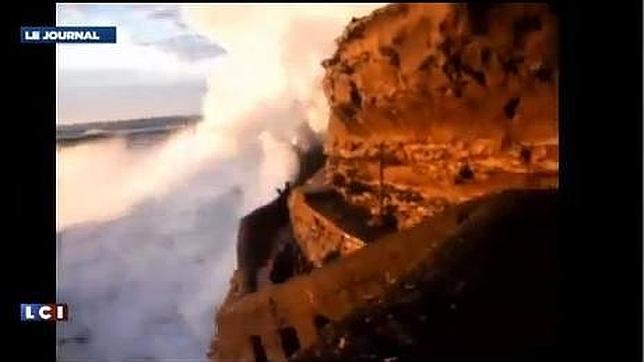 Una impresionante ola se lleva a una mujer en Biarritz