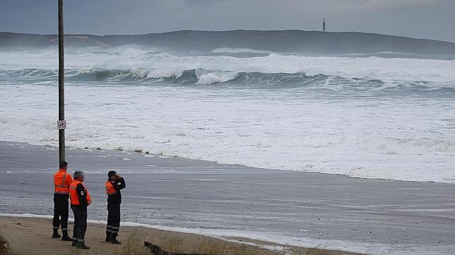 Encuentran el cuerpo de uno de los desaparecidos arrastrados por una ola en Valdoviño