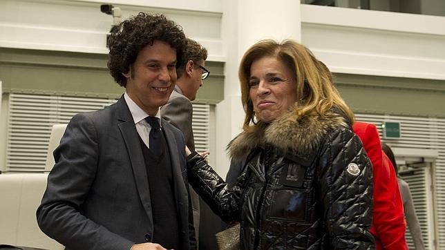 Todo el arco parlamentario se vuelca en apoyo a Pedro Zerolo