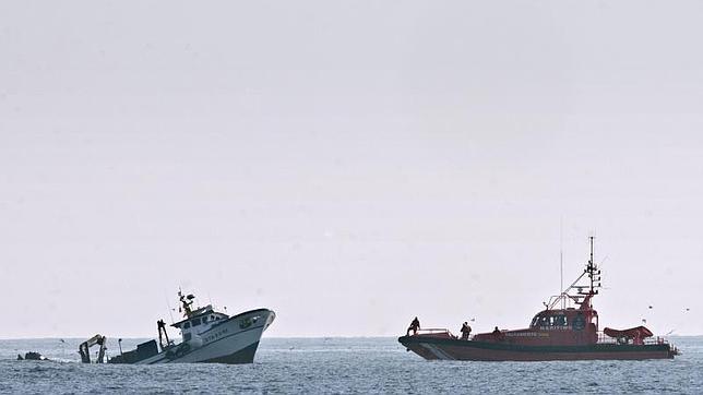 Un barco se hunde frente a Palamós y vierte combustible en el mar