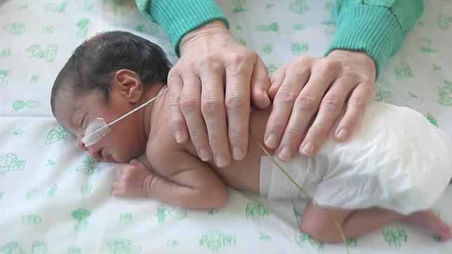 El contacto entre la madre y el bebé prematuro tiene efectos beneficiosos pasados los 10 años