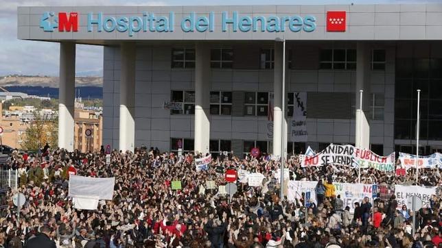Protesta de los trabajadores del hospital del Henares, inmerso en el proceso de externalización sanitaria