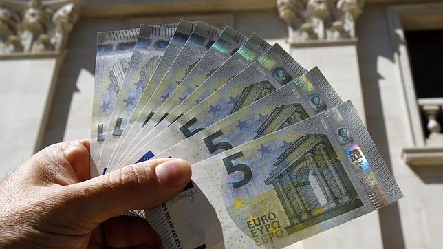 La subida salarial en convenio alcanzó el 0,57% en 2013, la mitad que en 2012
