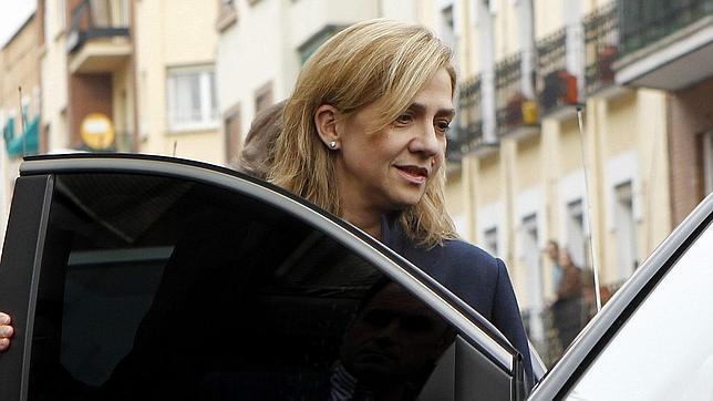 Doña Cristina regresó a España para preparar su defensa con su abogado