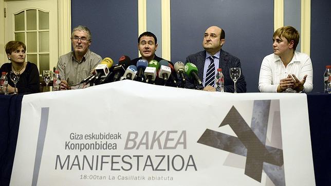 PSE y PP acusan al PNV de «caer en los brazos» de Sortu