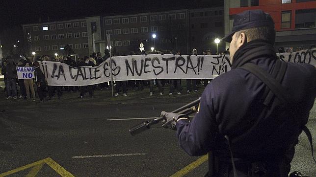 La manifestación de Burgos concluye sin carga policial pero con contenedores, una sucursal y bancos dañados
