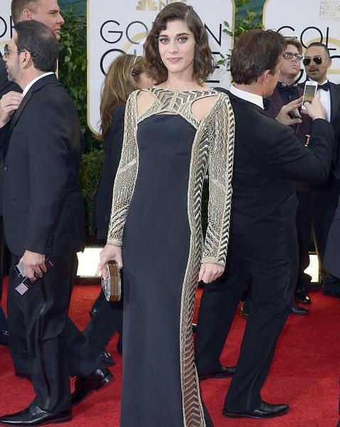 Lizzy Caplan en los Globos de Oro con un vestdio de Emilio Pucci