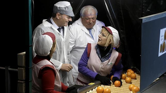 Ximo Puig emula la estética presidencial de Fabra y posa con gorro y bata