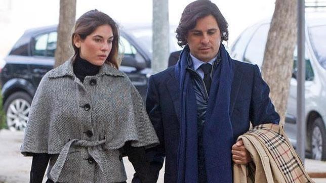 Fran Rivera consuela a Lourdes Montes en el funeral de su abuelo