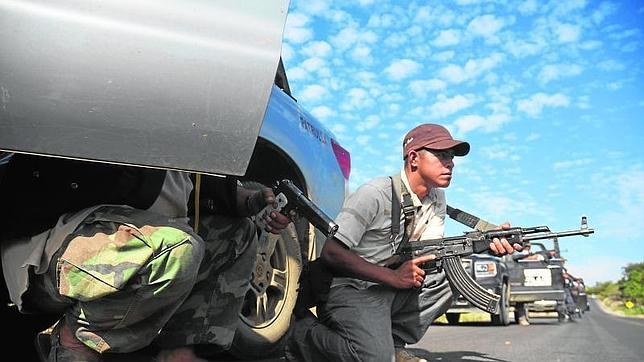 Las autodefensas se comprometen a no tomar más municipios en Michoacán