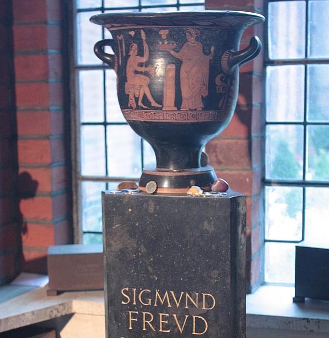 Intentan robar la urna con las cenizas de Sigmund Freud