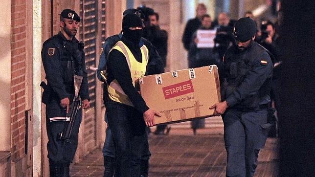 La Guardia Civil incauta 28 ordenadores y  13 teléfonos móviles a los abogados detenidos