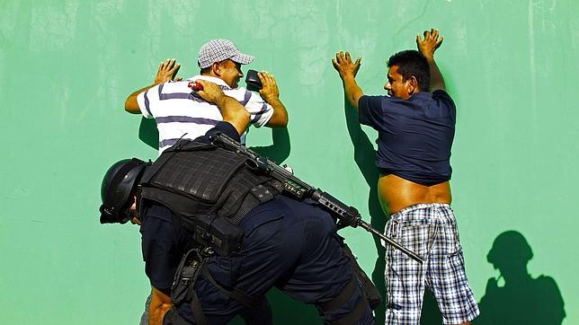 El Ejército mexicano desarma a los policías de Apatzingán pero no a los «grupos de autodefensa»