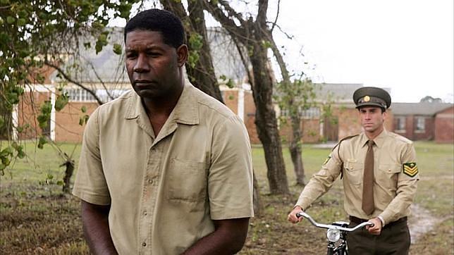 Un Mandela en prisión, con los rasgos de Dennis Haysbert