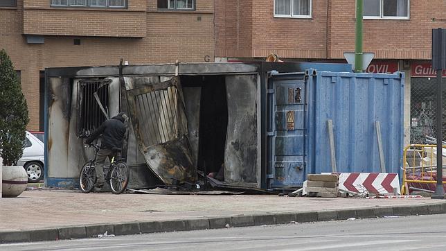 La «guerrilla» de Burgos deja escaparates rotos, pintadas y mobiliario destrozado