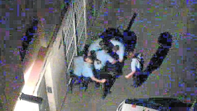 El fiscal atribuye a los mossos del caso Raval un delito de homicidio