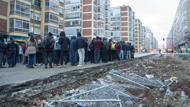 La asamblea de Gamonal dejará que se tape la zanja pero sigue la movilización