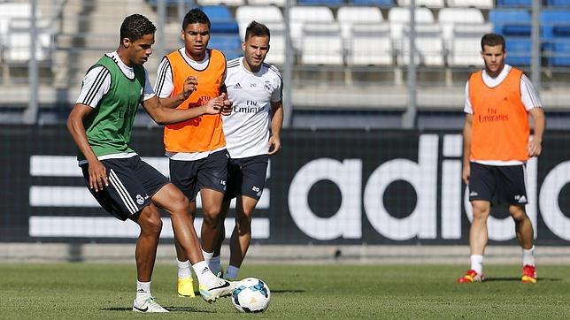 Varane entrena con el grupo más de dos meses después