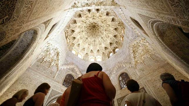 Un grupo de turistas visita el interior de La Alhambra