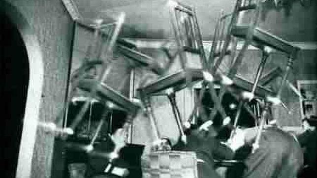 Varias sillas volando en el Baúl del Conde