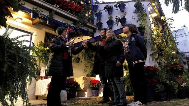 Brindis por 2014 en un patio de Córdoba