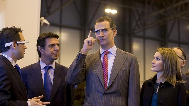 Los indios amazónicos regalan un amuleto a los Príncipes en Fitur