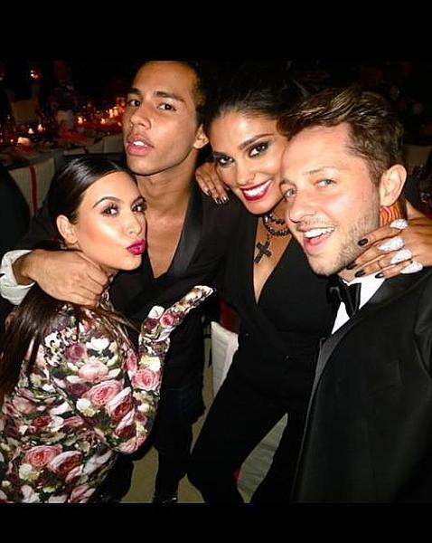 Kim Kardashian, el director creativo de Balmain, Olivier Rousteing, la diseñadora Rachel Roy y el «It boy» Dereck Blasberg pasándolo bien en una fiesta