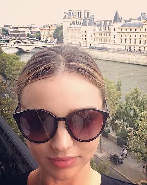 La modelo sube una foto de su estancia en París para sus seguidores