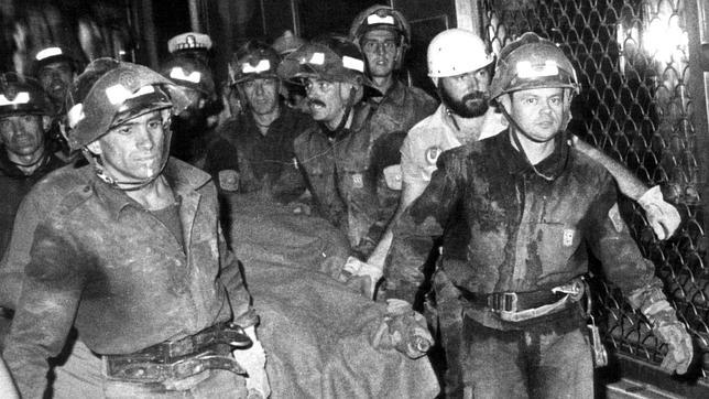 Los bomberos sacan los cadáveres de sus compañeros de Almacenes Arias