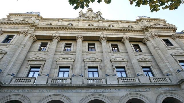 Bildu tendrá que colocar la bandera de España en un lugar «de honor» en la Diputación de Guipúzcoa