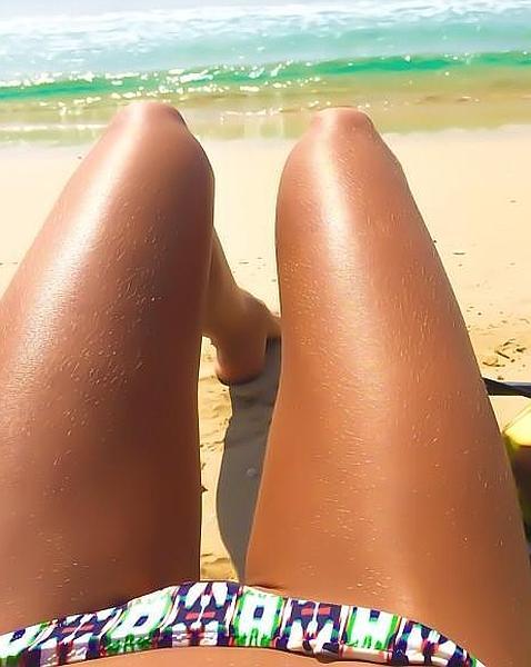 Auto foto de la modelo brasileña Izabel Goulart en una playa idílica