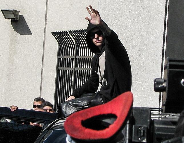 Justin Bieber sale en libertad aclamado por sus fans