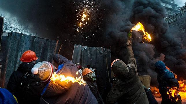 Manifestantes y antidisturbios acuerdan una tregua en la batalla de Kiev