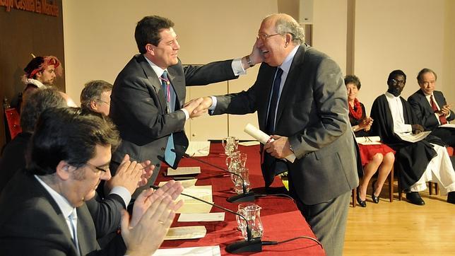 Cariñoso gesto del alcalde a Felipe Hérnández Ponos