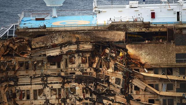 Peritos y jueces suben por primera vez al Costa Concordia