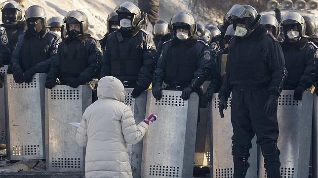 Yanukóvich hace concesiones insuficientes mientras la revuelta se extiende por toda Ucrania