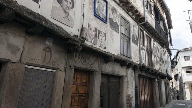 Imagen de una exposición de fotografías por las calles de Mogarraz
