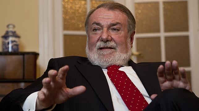 Mayor Oreja: «Quienes construimos el centro derecha desde el 82 no podemos estar en procesos de fractura»