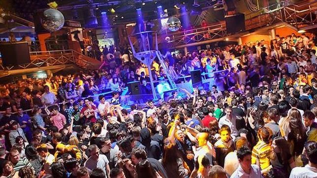 Condena a una discoteca por anunciar «superputas» con la foto de una joven