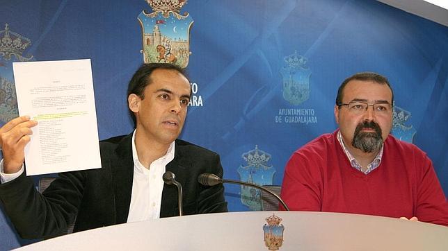 El PSOE critica el descenso de viajeros en diciembre y el Ayuntamiento asegura que cambiará las líneas