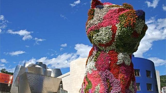 «Puppy», de Koons, a la entrada del museo bilbaíno