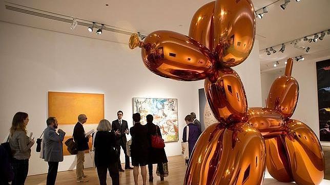 En primer plano, «Balloon dog (Orange)», de Koons