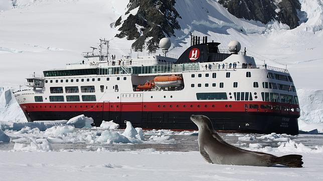 El barco de Hurtigruten, en el paisaje helado de la Antártida