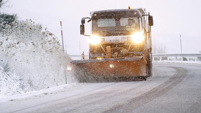 La nieve deja sin clase a 987 alumnos de la montaña de Orense y Lugo