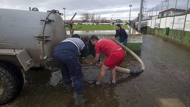 Segunda B, una categoría con el agua al cuello por los impagos