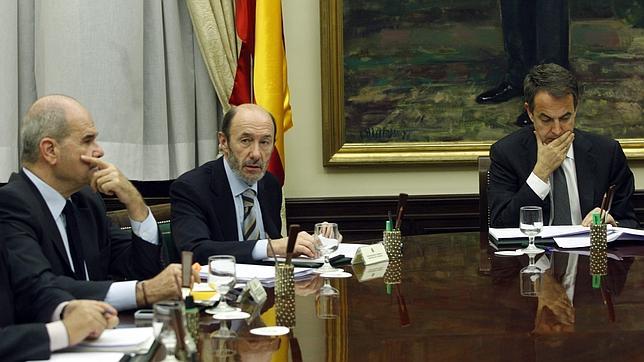 El PSOE adjudicó contratos sin necesidad o motivo por 385 millones